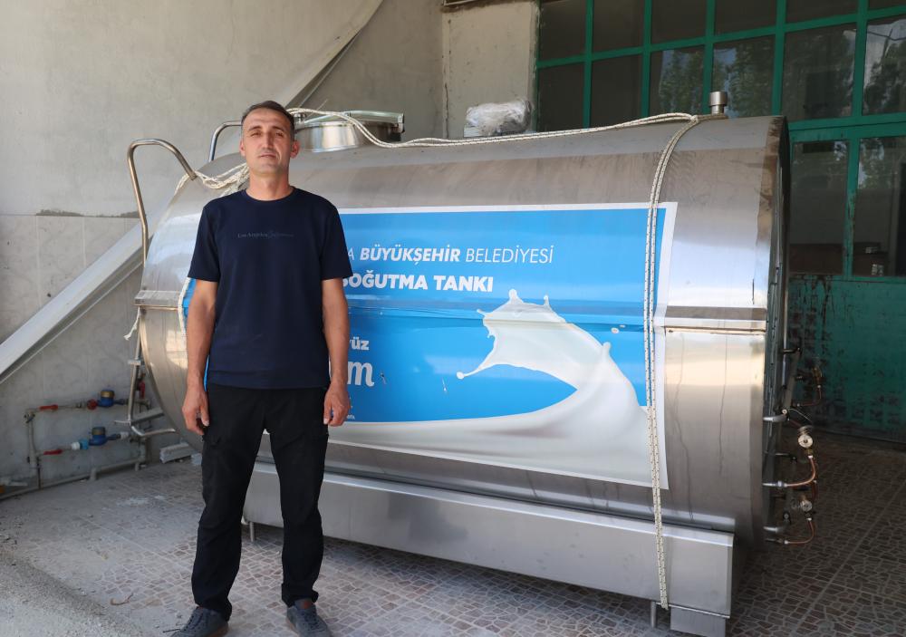 BÜYÜKŞEHİR’İN ÜRETİCİLERE EKİPMAN DESTEKLERİ SÜRÜYOR KAŞ SÜTLEĞEN MAHALLESİ’NE 4 TONLUK SÜT SOĞUTMA TANKI